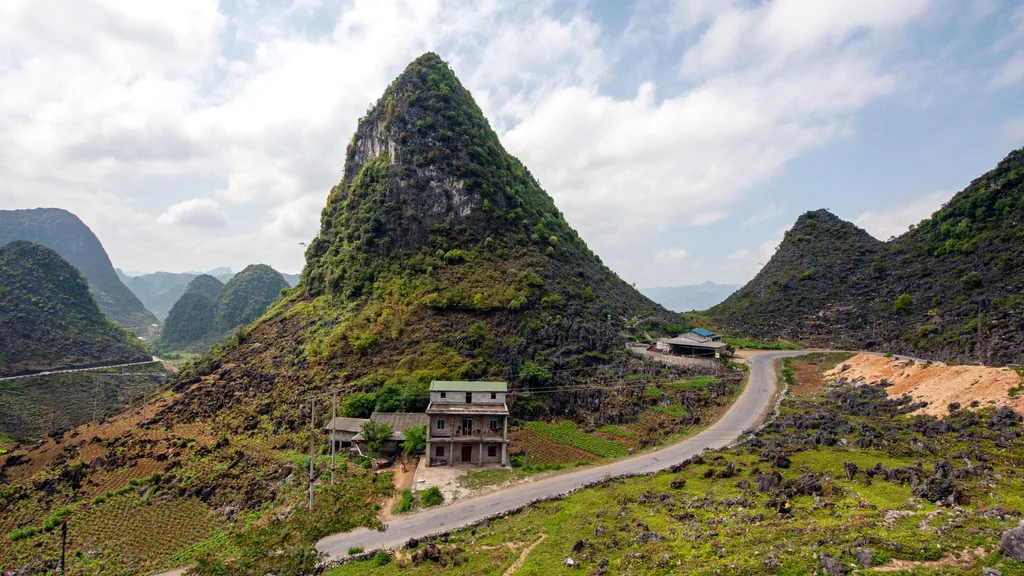 Đường đèo uốn quanh núi đá và thung lũng Hà Giang