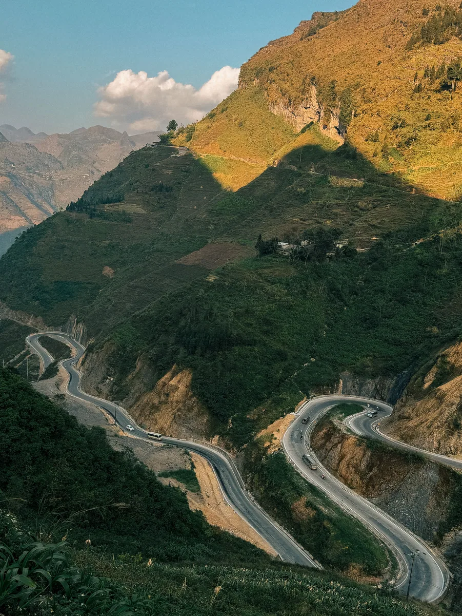 Đường đèo uốn lượn qua núi đá Hà Giang trong nắng chiều